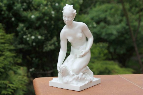 Обнаженная девушка с рыбой КПМ KPM Berlin