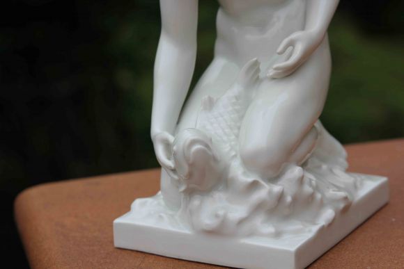 Обнаженная девушка с рыбой КПМ KPM Berlin