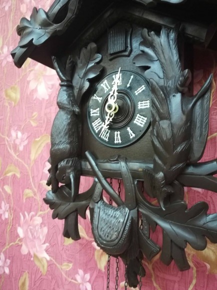 Деревянные резные часы "Охота". Винтаж. Европа. Массив