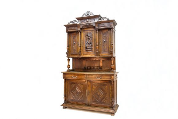 Потрясающий дубовый буфет с античным мотивом и резьбой