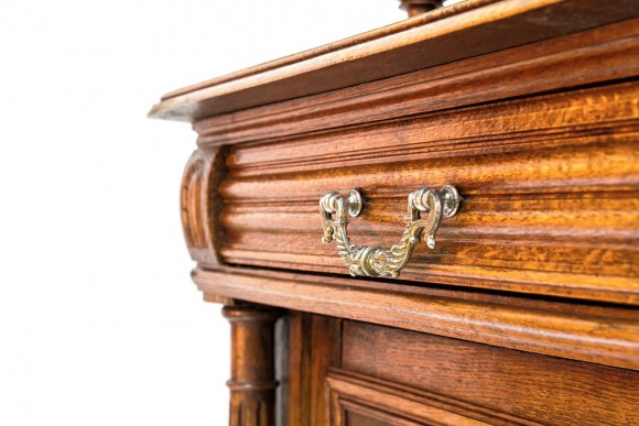 Потрясающий дубовый буфет с античным мотивом и резьбой