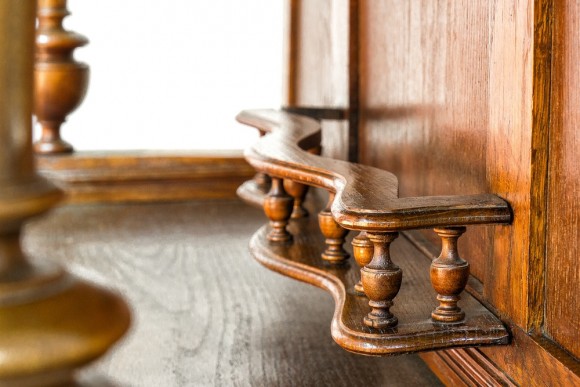 Потрясающий дубовый буфет с античным мотивом и резьбой