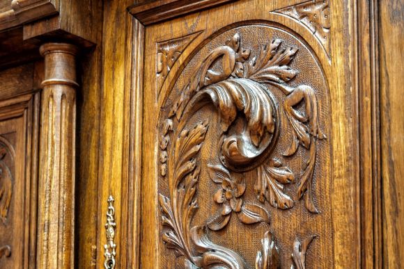 Потрясающий дубовый буфет с античным мотивом и резьбой