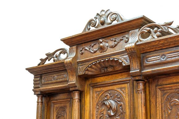 Потрясающий дубовый буфет с античным мотивом и резьбой