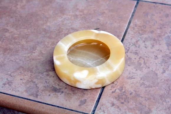 Пепельница из желтого оникса. Европа. Середина 20 в