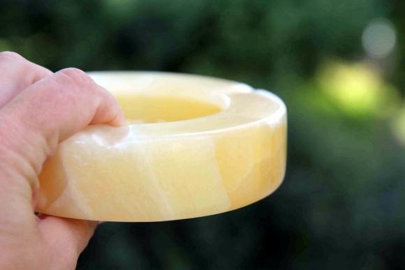 Пепельница из желтого оникса. Европа. Середина 20 в