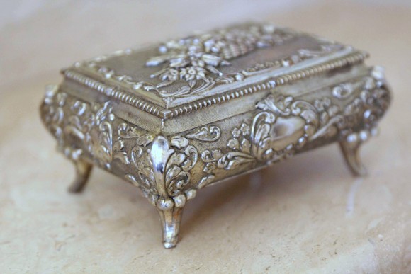 Великолепная антикварная шкатулочка для украшений