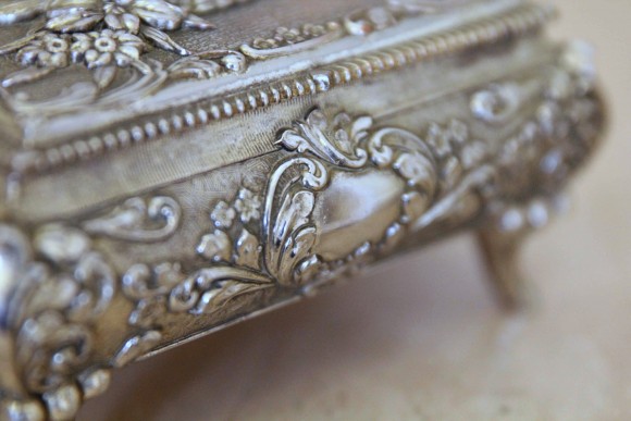 Великолепная антикварная шкатулочка для украшений