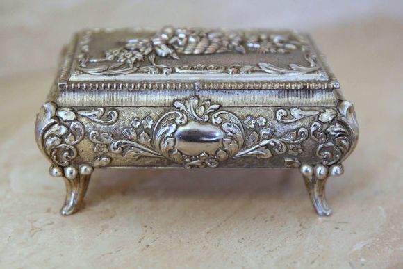 Великолепная антикварная шкатулочка для украшений
