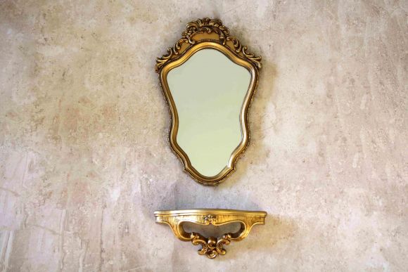 Маленькая золоченая консоль - навесная полочка