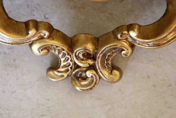 Маленькая золоченая консоль - навесная полочка