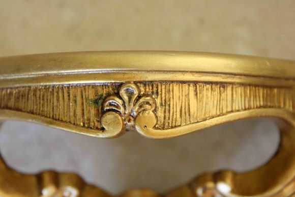 Маленькая золоченая консоль - навесная полочка