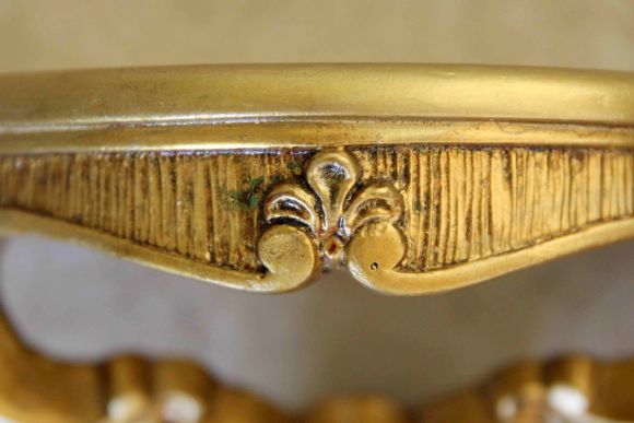 Маленькая золоченая консоль - навесная полочка