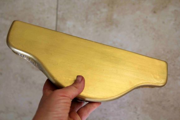 Маленькая золоченая консоль - навесная полочка