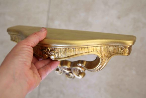 Маленькая золоченая консоль - навесная полочка