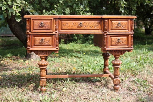 Массивный резной стол из дуба