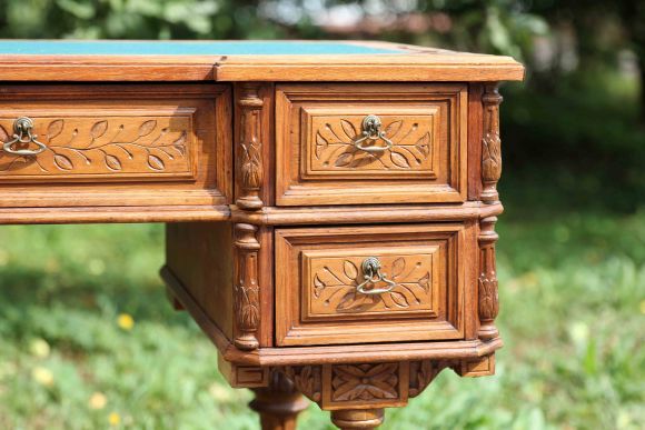 Массивный резной стол из дуба