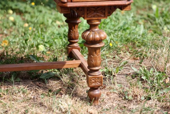 Массивный резной стол из дуба