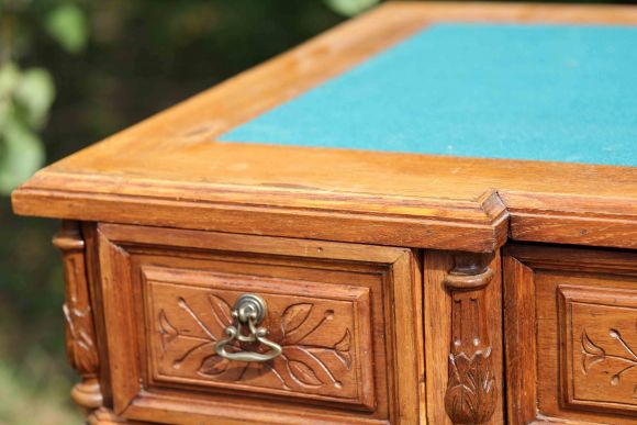 Массивный резной стол из дуба