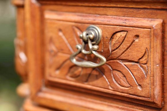 Массивный резной стол из дуба