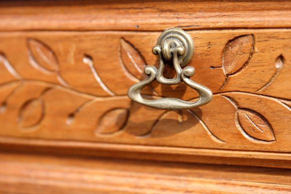 Массивный резной стол из дуба