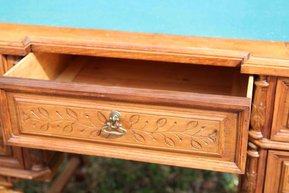 Массивный резной стол из дуба