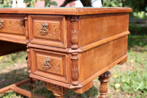 Массивный резной стол из дуба