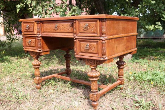 Массивный резной стол из дуба