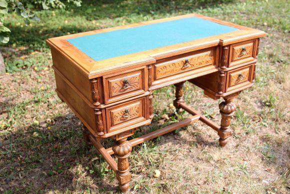 Массивный резной стол из дуба