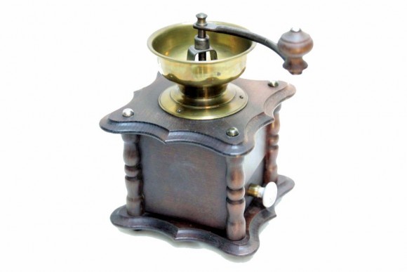 Старинная деревянная кофемолка очень мелкого помола