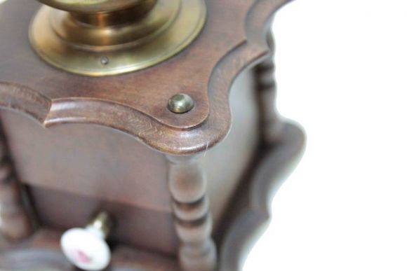 Старинная деревянная кофемолка очень мелкого помола