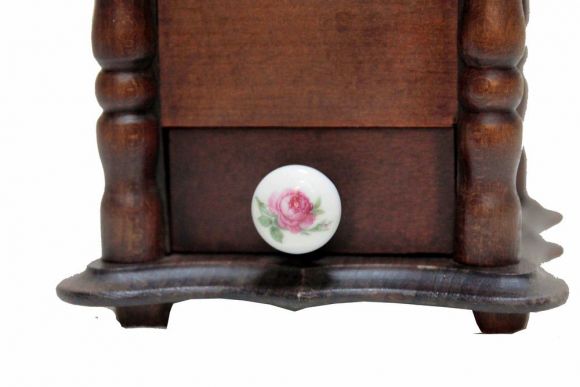 Старинная деревянная кофемолка очень мелкого помола