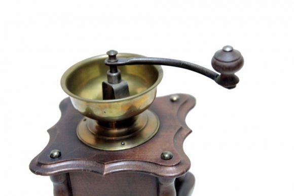 Старинная деревянная кофемолка очень мелкого помола