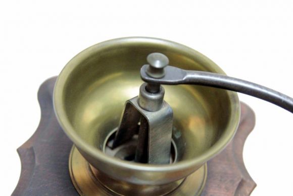 Старинная деревянная кофемолка очень мелкого помола