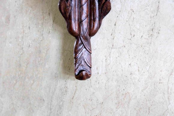  Резная угловая полочка из дуба