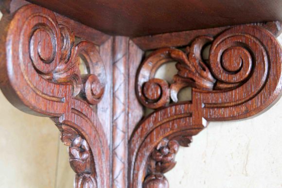  Резная угловая полочка из дуба