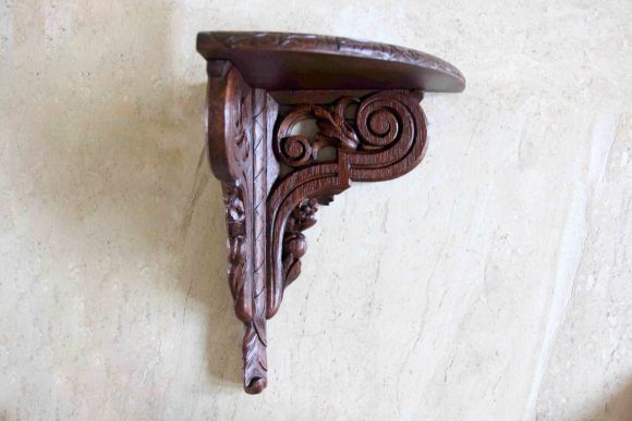  Резная угловая полочка из дуба