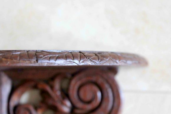  Резная угловая полочка из дуба