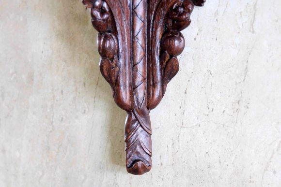  Резная угловая полочка из дуба