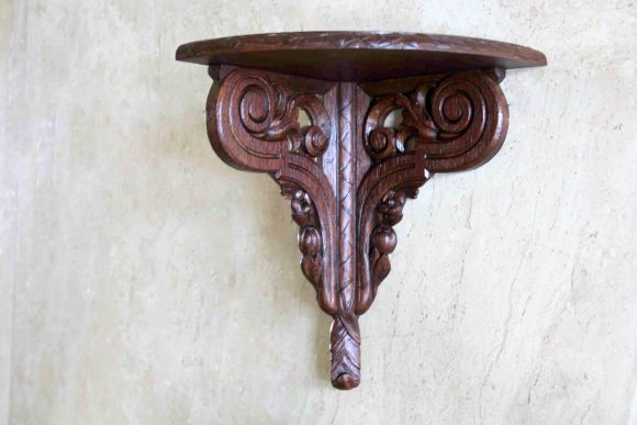  Резная угловая полочка из дуба