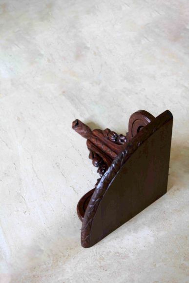  Резная угловая полочка из дуба