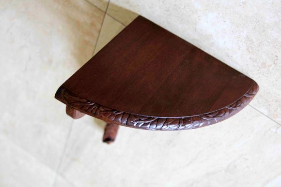  Резная угловая полочка из дуба