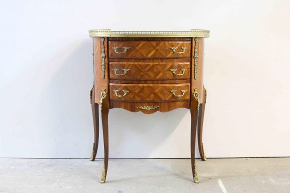 Старинный комод маркетри на изящных ножках
