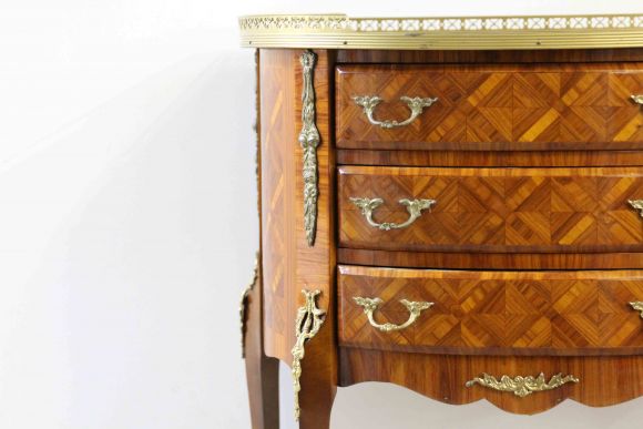 Старинный комод маркетри на изящных ножках