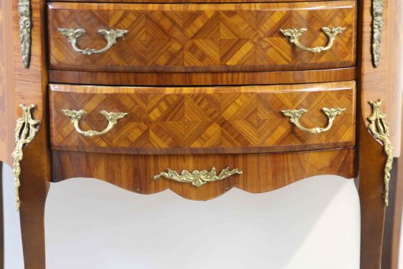 Старинный комод маркетри на изящных ножках