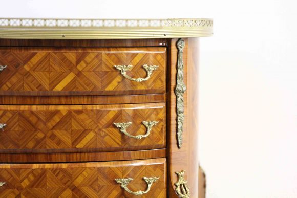 Старинный комод маркетри на изящных ножках