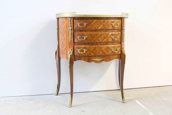Старинный комод маркетри на изящных ножках