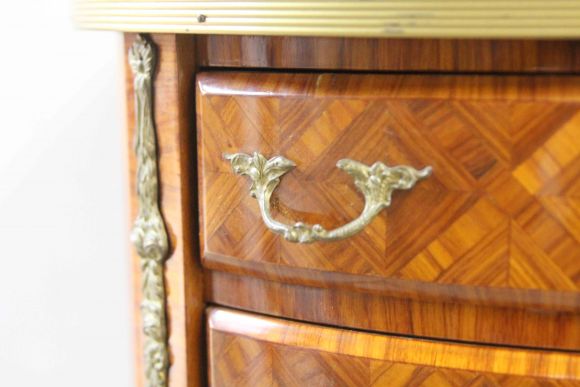 Старинный комод маркетри на изящных ножках