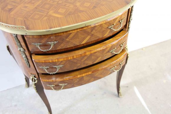 Старинный комод маркетри на изящных ножках