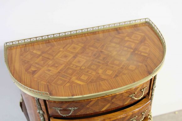 Старинный комод маркетри на изящных ножках